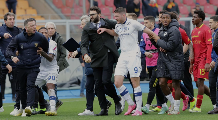 Serie A-kamp ødelagt, da Lecce-træner nikkede Verona-angriber en skalle