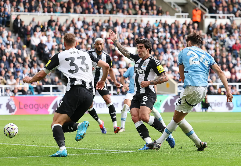 Straffeudligning! Gordon hjælper Newcastle og Manchester City med at give hånd og slutte fred